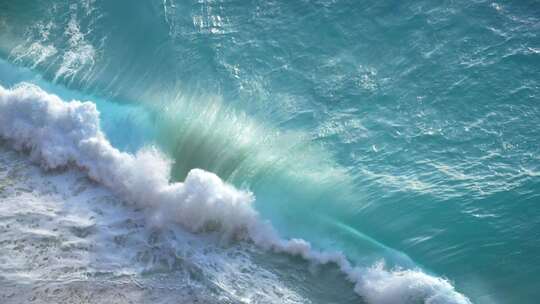 碧蓝色的海洋浪花翻滚