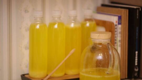 【镜头合集】瓶装黄色菠萝果汁橙汁橘子汁