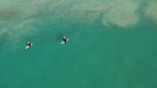 人们在海上冲浪的航拍镜头