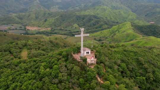 空中放大特卡利特兰山顶令人印象深刻的十字