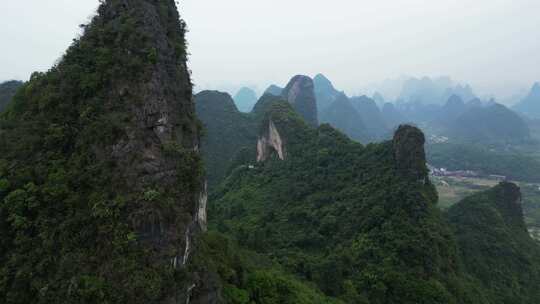 鸟瞰喀斯特山脉和山谷与雾，中国。