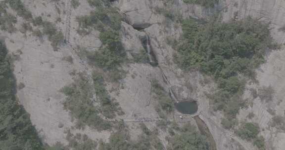 航拍山东烟台昆嵛山九龙池景区夏季山水游客