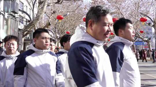 街头列队人群春节景象