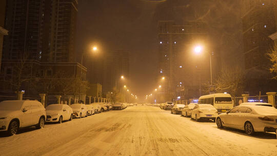 大雪雪夜空无一人的街道空镜