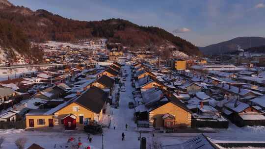 东北雪乡人们生活的街道雪景