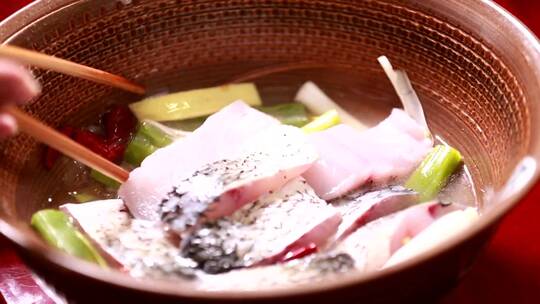 【镜头合集】厨师用葱姜水腌制鱼块 (7)