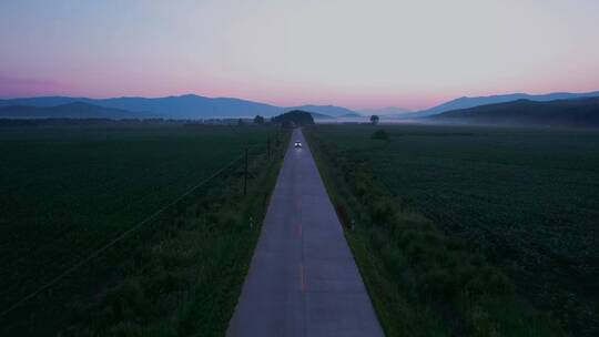 田野公路上飞驰的坦克300 对冲视角拍摄