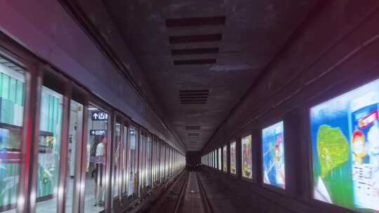 武汉地铁5号线无人驾驶地铁穿梭在隧道内部