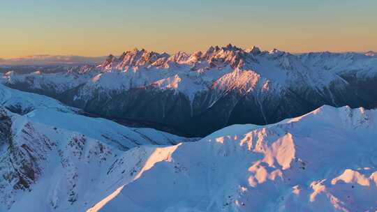 航拍雪山日照金山