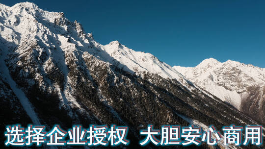 雪山近景视频青藏高原蓝天下雪山雪峰山坡