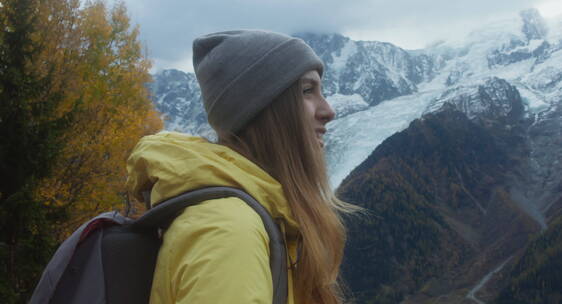 女子看着眼前美丽的雪山