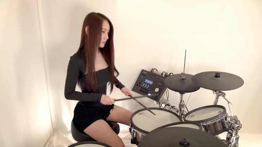 美女表演打击乐美女鼓手在家演奏打击乐视频素材模板下载