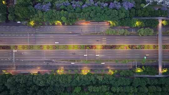 早晨成都南三环道路上行驶的汽车俯拍