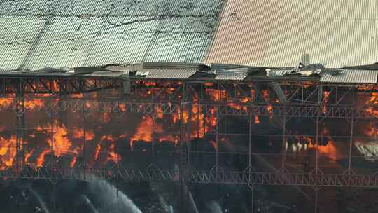 工业设施发生重大火灾航拍