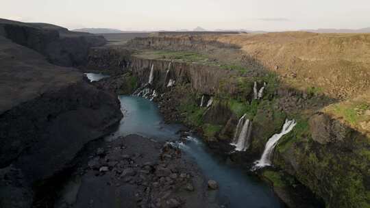 鸟瞰流经冰岛瀑布峡谷的河流。