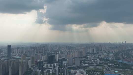 合肥乌云笼罩下的城市全景4k航拍