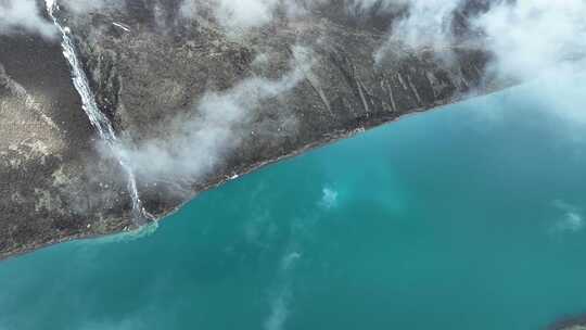 云雾缭绕的萨普神山 碧绿湖水的高原湖泊