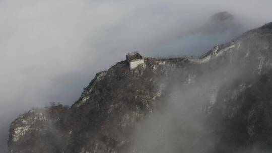 箭扣长城冬季云海翻滚航拍大景观