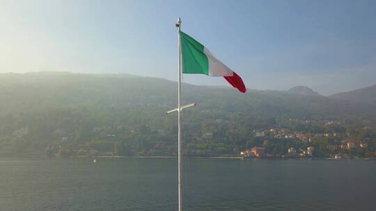 在风中挥舞的意大利旗帜和城镇