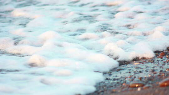 海浪冲刷岸边的鹅卵石视频素材模板下载