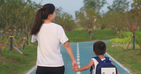 母子相伴上学