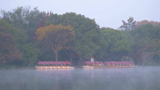 杭州西湖冬天清晨水面晨雾风景