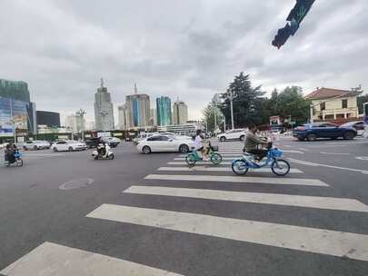 城市道路上的车辆与骑行者