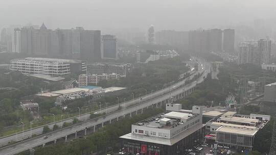 下着雨的京港澳高速高角度拍摄