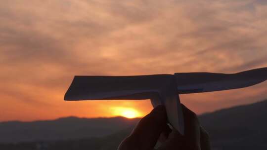 纸飞机放飞梦想视频素材模板下载