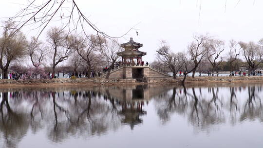 北京颐和园昆明湖水面上映出西堤镜桥