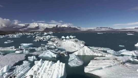 航拍湖上蓝冰消融西藏美丽风景视频素材模板下载