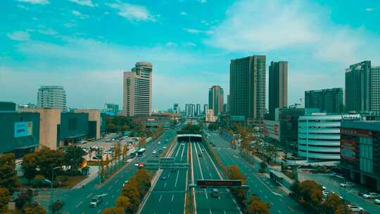 航拍4K交通繁忙的城市道路扬子江隧道