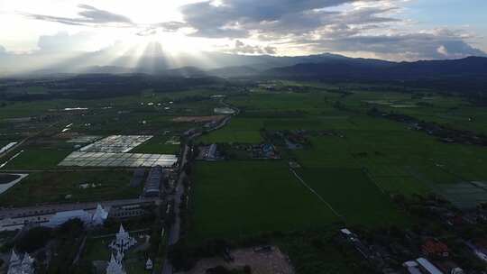 泰国清莱白庙夕阳航拍