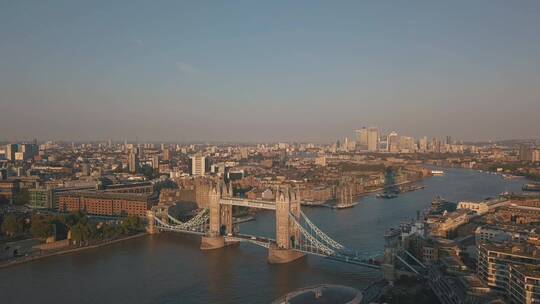 伦敦塔桥和城市建筑