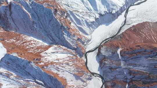 航拍新疆冬季安集海大峡谷红色山脉雪山河流