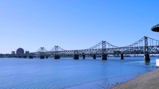 鸭绿江铁路桥晴朗蓝天下的唯美自然风景视频素材模板下载