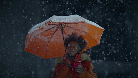 卷发黑人女性在下雪的冬天举着烛光