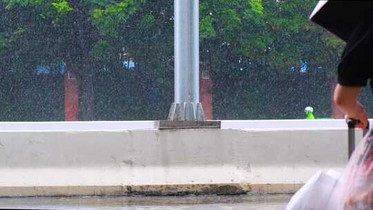 城市马路下雨天雨水雨滴街景街道街头汽车车