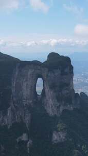 竖版航拍张家界天门山5A景区湖南