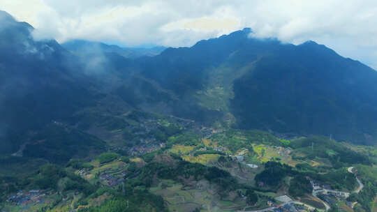 云里雾里的云和景区