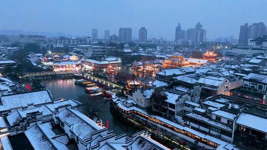 冬天南京夫子庙秦淮河的雪景夜景航拍风光