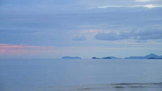 海上风光远景带粉色霞光的天空