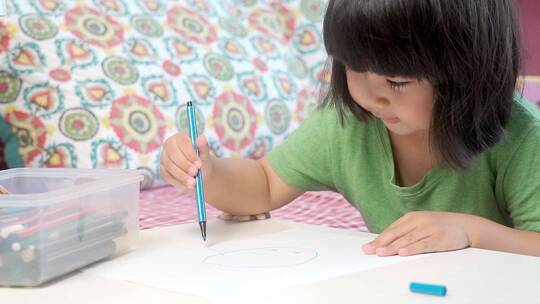 独自一个人绘画的中国女童视频素材模板下载