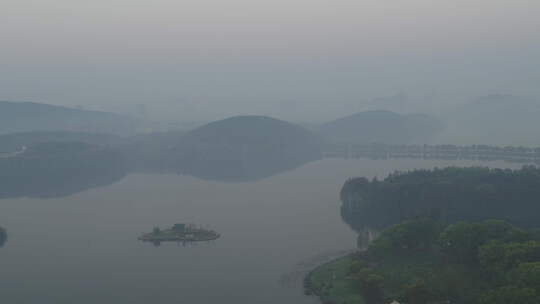 航拍武汉东湖公园清晨大雾水面