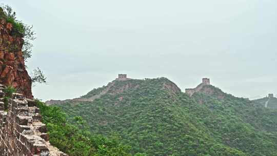 夏季金山岭长城早晨阴雨雾气风光