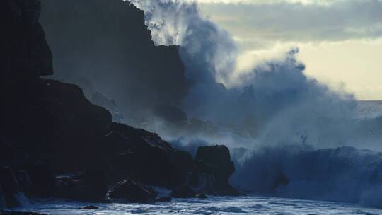 海浪冲击海岸的慢动作镜头