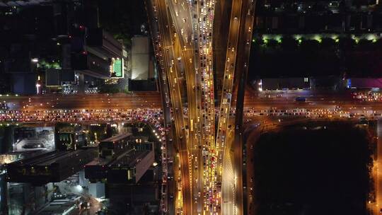 航拍夜间繁忙的高速公路大桥