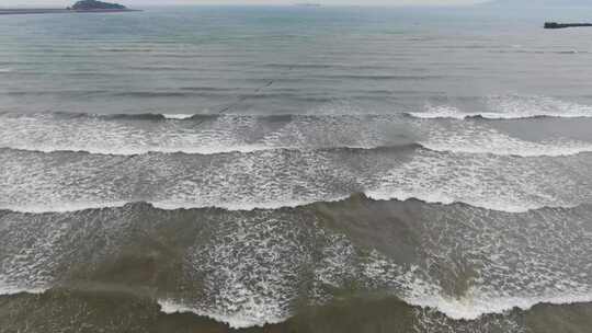 航拍大海海浪浪花拍打礁石海岛