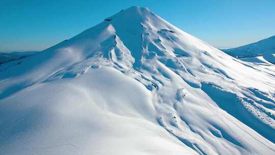 隆基迈火山在智利南部马拉尔卡韦洛冬季的壮