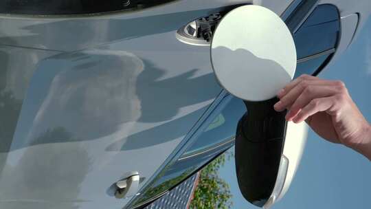 电动汽车充电太阳能电池板垂直视频视频素材模板下载